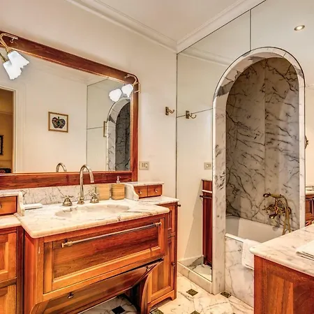 Historical Domus Near Pantheon Square Appartement