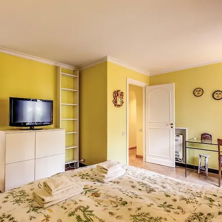 Historical Domus Near Pantheon Square Appartement